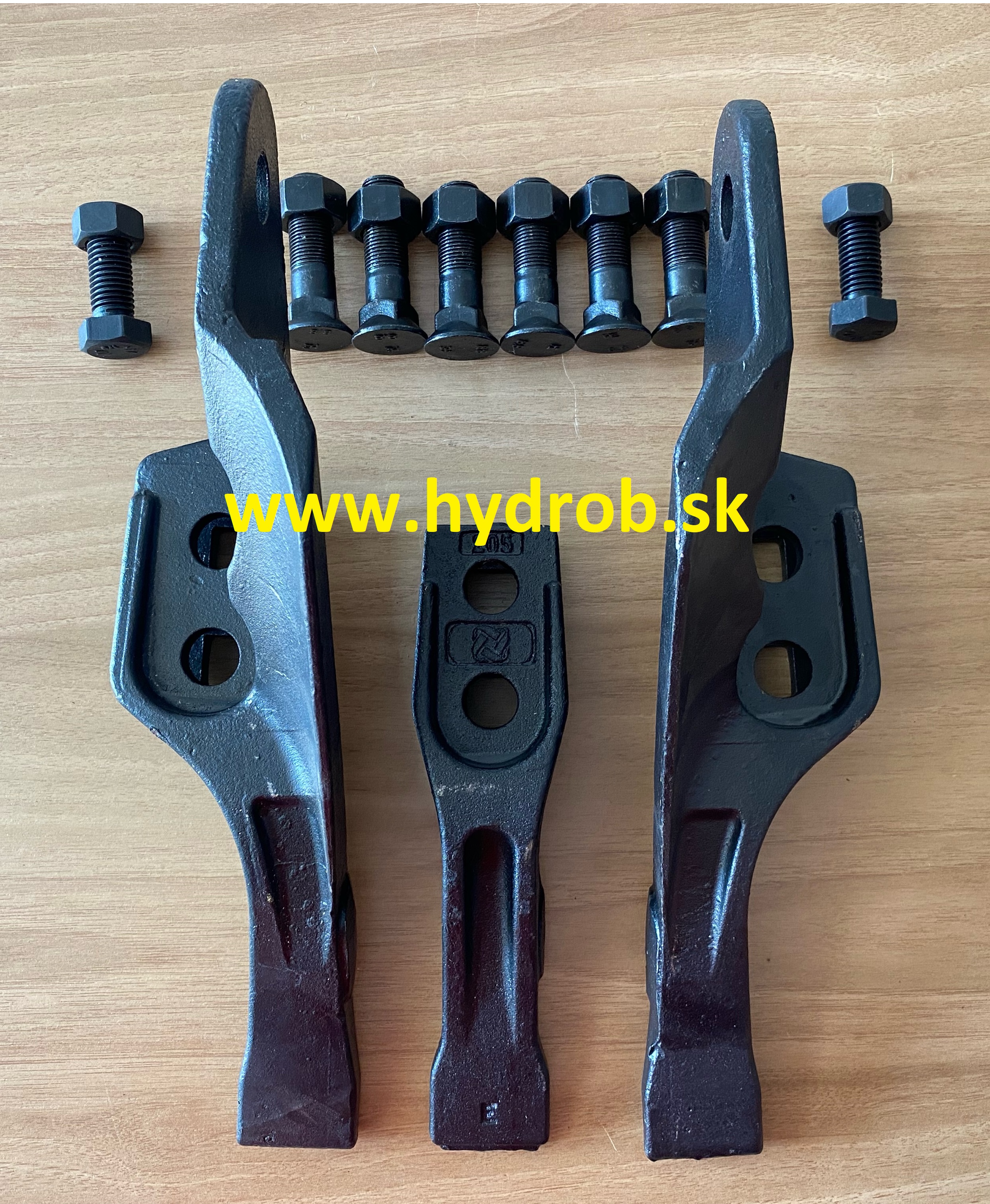 3 kusová sada zubov zadnej lyžice JCB 2CX, 3CX, 4CX; VOLVO BL61, BL71